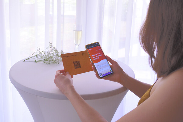 Frau scannt Fotoaufgabe auf Hochzeit