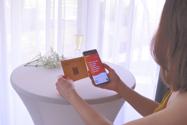 Mujer escaneando reto fotográfico en boda
